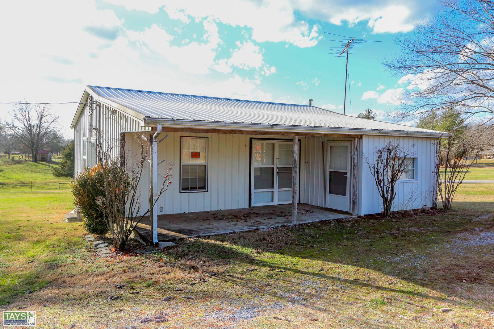 Tays Realty Auction ONLINE ABSOLUTE AUCTION 2 HOMES On 1 96 Ac In